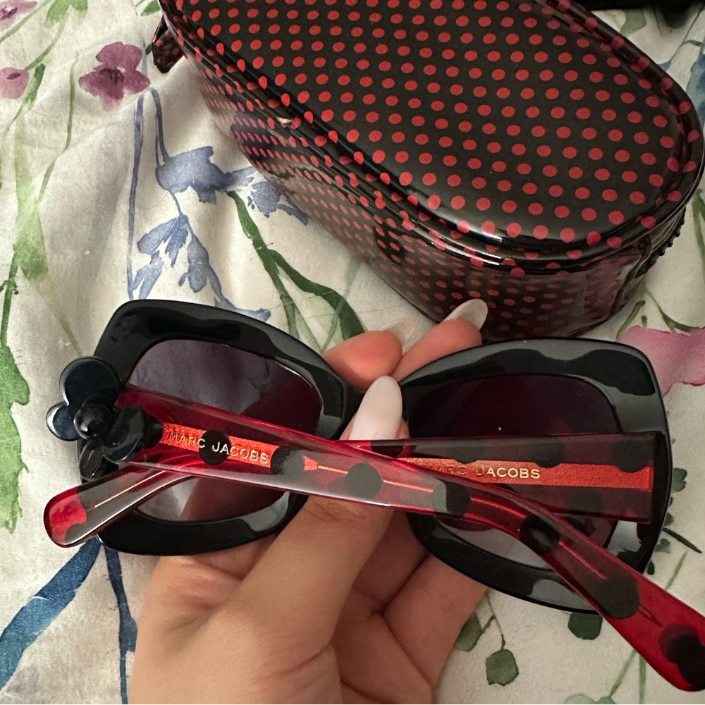 MARC JACOBS LADYBUG SUNGLASSES